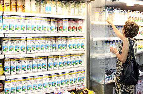 מוצרי חלב בסניף של רשת רמי לוי