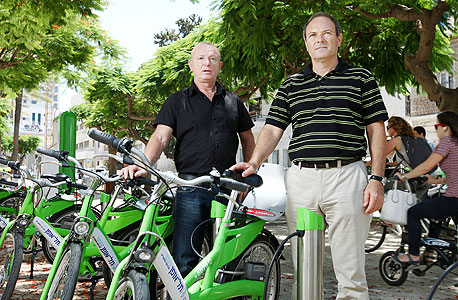 רמי ודוד פרידנזון, מבעלי המניות בפרידנזון, לצד אופני תל אופן