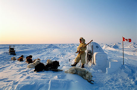 אינואיט בערבות הקרח באי באפין. עדיין חיים שם בעיקר מציד של חיות פרא