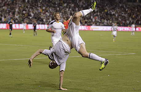 רובי קין, שחקן לוס אנג'לס גאלקסי. לפי ההערכות בין הקורבנות לא נמנים רק כוכבים גדולים המרוויחים משכורות עתק. כן גויסו שחקנים מליגות המשנה