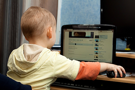ילד גולש ביוטיוב. בדרך לפייסבוק?, צילום: shutterstock