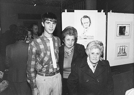 1985. גדעון עמיחי, בן 22, עם סבתו בלה (מימין) ואמו רחל בבית סוקולוב