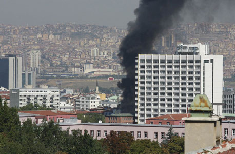 עשן מתעמר ממקום הפיגוע באנקרה, צילום: רויטרס