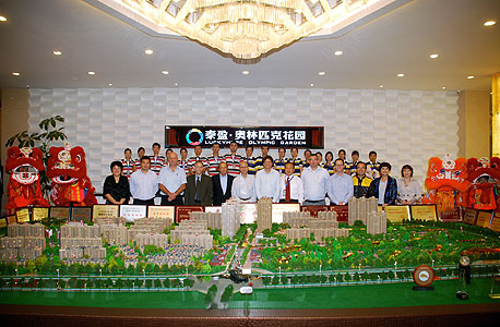 בכירי GTC סין במרכז המכירות של פרויקט המגורים בשיאן. דרור פולג (רביעי מימין), ארז אפלרוט, מנהל מרכז המכירות, אלון שלנק, וילסון יאנג, יוסף גרינפלד, עקיבא פרלמן ואיתן רכטר בכירי GTC סין במרכז המכירות של פרויקט המגורים בשיאן. דרור פולג (רביעי מימין), ארז אפלרוט, מנהל מרכז המכירות, אלון שלנק, וילסון יאנג, יוסף גרינפלד, עקיבא פרלמן ואיתן רכטר