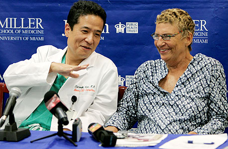 ד"ר קאטו (משמאל). מגיע לגידולים שנחשבו בלתי מנותחים