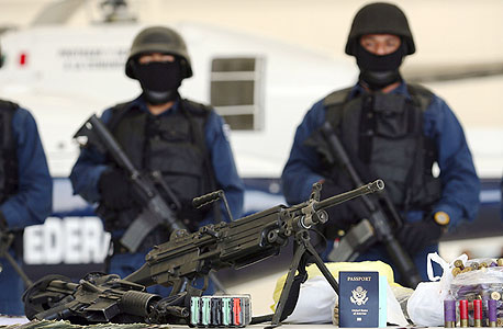 נשק טיפוסי של כנופיה מקסיקנית: מקלע, צילום: בלומברג