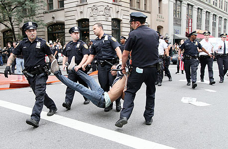 שוטרים עוצרים מפגין בהפגנה בוול סטריט, צילום: איי פי