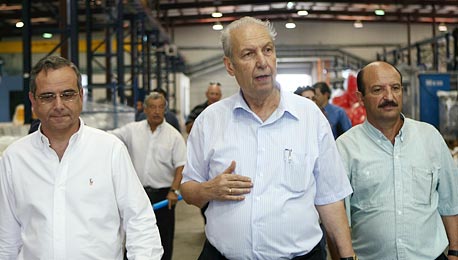 שוורץ (במרכז). "אני לא צריך אינטיליגנטים, אלא בני 16 שרוצים לעבוד"