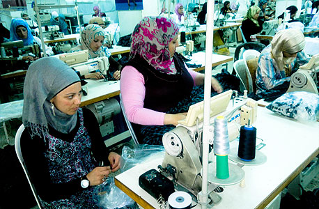 פועלות ערביות במפעל (ארכיון), צילום: עידו איז
