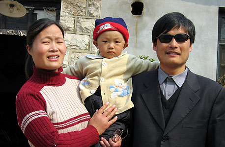 צ'ן גואצ'נג ומשפחתו ב-2005