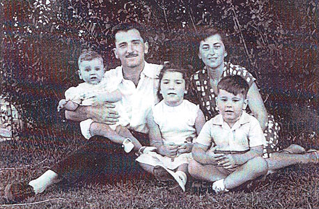1955. יאיר סרוסי, בן חצי שנה, עם אחותו רבקה (בת 5.5), אחיו אריאל (בן 3.5) והוריו רפאל ועליזה בהדר יוסף