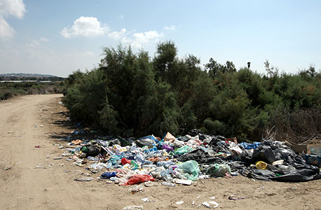 ערימות פסולת בחוף נחשולים, צילום: עמית שעל