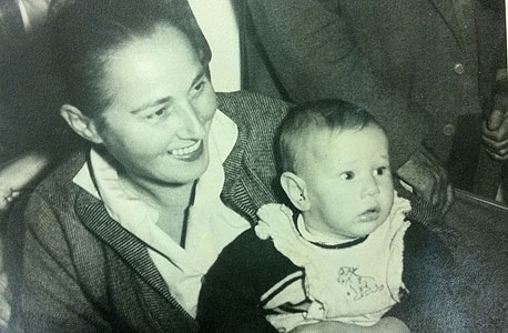 1958. ציפי לבני, בת חצי שנה, עם אמה שרה בתל אביב