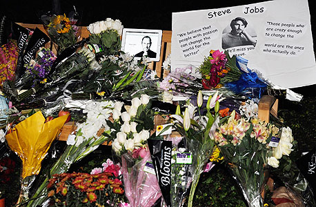 פרחים שהונחו לאחר מותו של ג'ובס בסמוך למטה אפל בקופרטינו