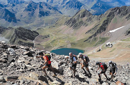 רצים במעלה הר בתחרות Les Diagonales Des Fous. כמו פסגת האוורסט, פלוס 800 מטר