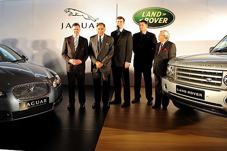 משמאל: יו"ר יגואר מייק אודריסקול, יו"ר טאטא ראטן טאטא ובכירים בשתי החברות בעת השקת מכונית לנד־רובר ביוני 2009. כעבור שנה הושלם המיזוג