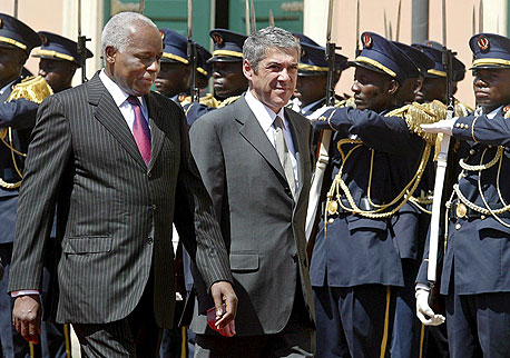 מימין: ראש ממשלת פורטוגל חוזה סוקרטס ונשיא אנגולה חוזה אדוארדו דה סנטוס בעת ביקור של סוקרטס באנגולה. הצלה אפריקאית
