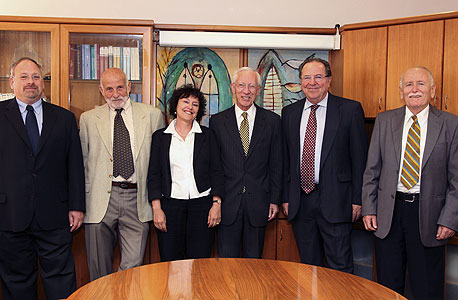 חברי הוועדה המוניטרית של בנק ישראל. מימין: צוקרמן, מלניק, פישר, פלוג, גרונאו וטאף