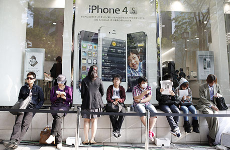 מחכים לאייפון החדש ביפן, צילום: בלומברג