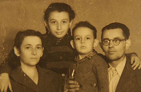  שמעון אקהויז עם הוריו ואחותו