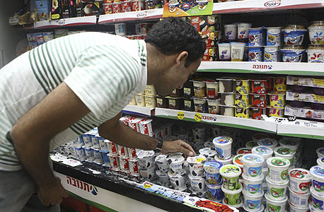 הצרכן הישראלי. 50.2% משווים מחירים לפי תכולת המוצר והמחיר, צילו: אוראל כהן