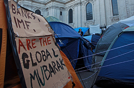 מאהל מחאה בלונדון, ב-2011. השכר ירד