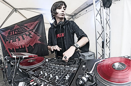 עולמות מקבילים. מפגש תרבויות ישראל-גרמניה. בתמונה: די ג'יי איפק איפקציוגלו עולמות מקבילים. מפגש תרבויות ישראל-גרמניה. בתמונה: די ג'יי איפק איפקציוגלו