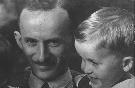 1942. רם כספי, בן שלוש, עם אביו מיכאל בירושלים