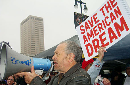 רייך קורא "להציל את החלום האמריקאי" בהפגנה בסן פרנסיסקו במרץ. "היום אין שום דרך שבה מעמד הביניים יכול לתמוך בצמיחה"