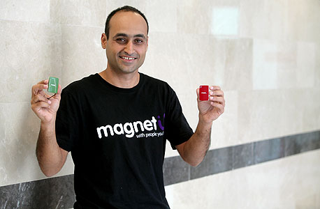 מנכ"ל MagnetU ירון מוראדי והמוצר של החברה. כרטיס ביקור דיגיטלי, צילום: אוראל כהן