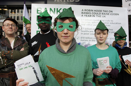 פעילי יוזמת המיסוי מפגינים בלונדון נגד בונוסים לבנקאים
