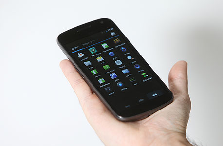 מסך האפליקציות של הגלסי נקסוס. ממשק שחור, נקי ומינימליסטי, צילום: אריאל שרוסטר