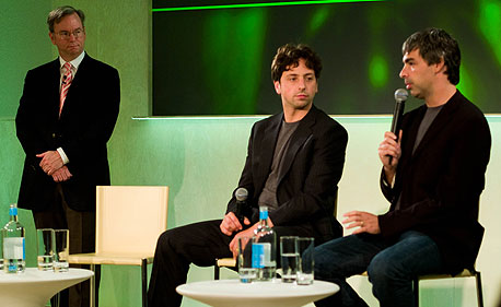 מייסדי גוגל לארי פייג' (מימין) וסרגיי ברין, עם המנכ"ל אריק שמידט