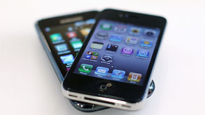 אז מי גנב ממי? גלקסי S2 ואייפון 4, צילום: בלומברג