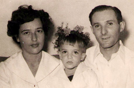 1955. יוסי קוצ'יק ביום הולדת 4 עם אביו חיים ואמו רינה בבית ברמת החייל