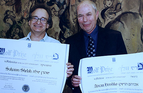 2001. מימין אברהם הרשקו מקבל את פרס נובל ברפואה