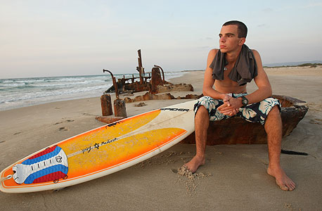 דן לנגה גולש תושב מושב הבונים בחוף, צילום: אלעד גרשגורן 