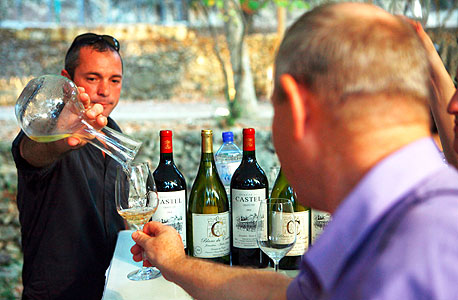 אירוע פתיחת הפסטיבל. מחיר: 60 שקל (כולל כוס לטעימות וטעימה חופשית) אירוע פתיחת הפסטיבל. מחיר: 60 שקל (כולל כוס לטעימות וטעימה חופשית)