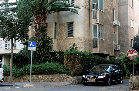 ניסן יוצא ברכב מחניון הבניין בו הוא מתגורר בתל אביב, צילום: אוראל כהן