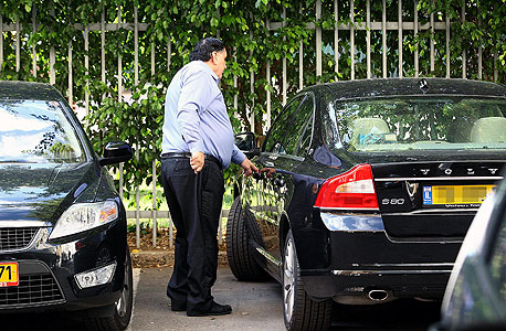 יצחק ניסן נכנס למכונית הוולוו, צילום: אוראל כהן