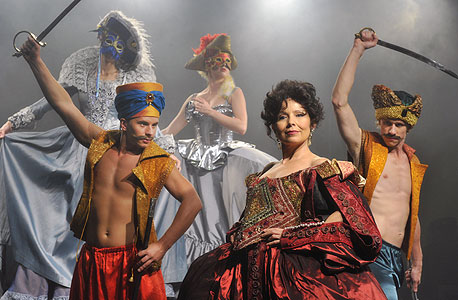 צלילי הקסם עם ניצה שאול (בתמונה "מחול החרבות בנשף המסיכות"). מינוי: 335 שקל ל-5 מופעים צלילי הקסם עם ניצה שאול (בתמונה "מחול החרבות בנשף המסיכות"). מינוי: 335 שקל ל-5 מופעים