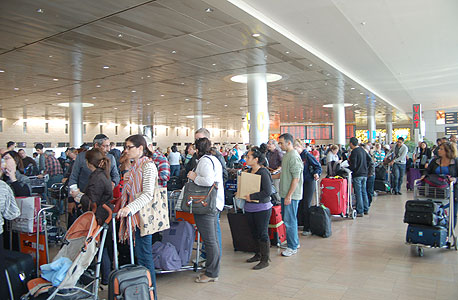 השביתה אתמול: נוסעים ממתינים להתחדשות הפעילות בנתב"ג, צילום: יסמין גיל