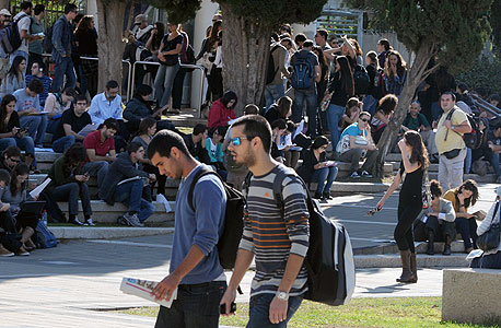 סטודנטים מחכים לפתיחת השערים באוניברסיטת תל-אביב אתמול