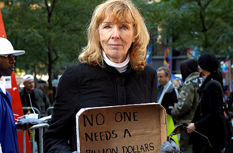 הפנים של מחאת וול סטריט:  &quot;אף אחד לא צריך מיליארד דולר - גם לא ראש העיר שלנו&quot;