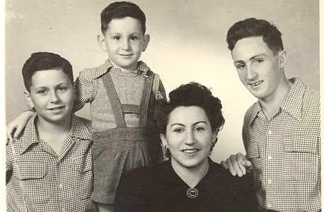 1951. ישראל מקוב, בן 12 (משמאל), עם אחיו אודי  (בן 5) והאם חיה, ברחובות