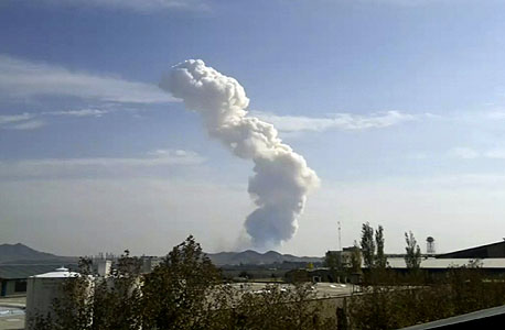 עשן מיתמר מעל אזור הפיצוץ באיראן, היום, צילום: איי פי