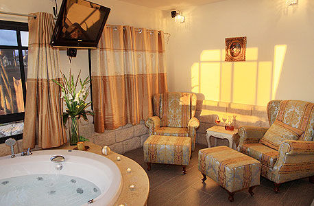 שאטו פרסטיז', עין יעקב שאטו פרסטיז', עין יעקב