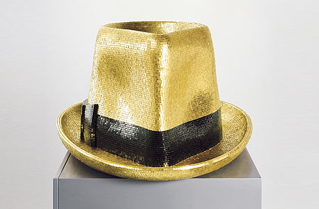 פריט מוזאיקה מצופה זהב שעיצב אלסנדרו מנדיני לביסאצה. נצנוץ מנקר עיניים שכאילו נלקח מהימים שקדמו למשבר העולמי 
