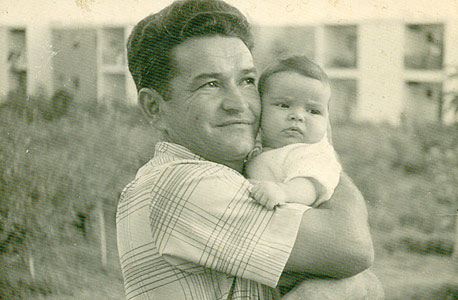 1960. שלי יחימוביץ',  בת חצי שנה,  עם אביה משה