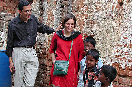 אסתר דופלו ואבהיג'יט בנרג'י בהיידראבאד, הודו. "אם אתה לא מחפש דרך יעילה יותר להילחם בעוני, אתה מבזבז כסף ואולי גם מבזבז חיים"